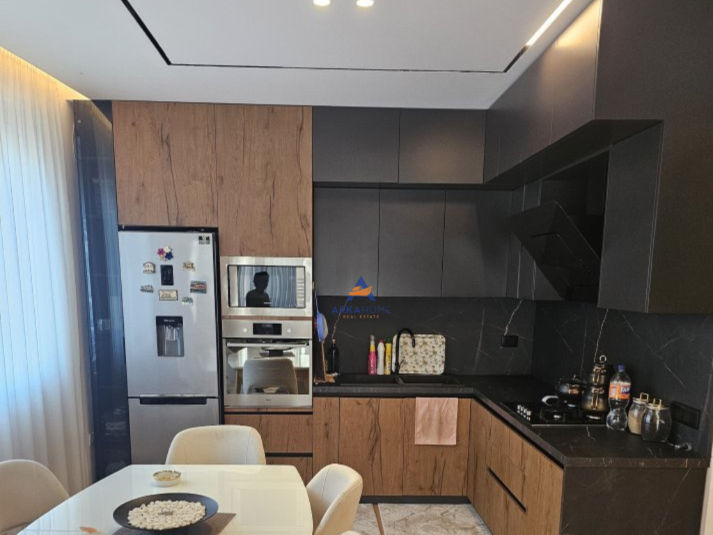 JEPET ME QERA APARTAMENT 2+1+2+BALLKON "UNAZA E RE" 700 EURO.