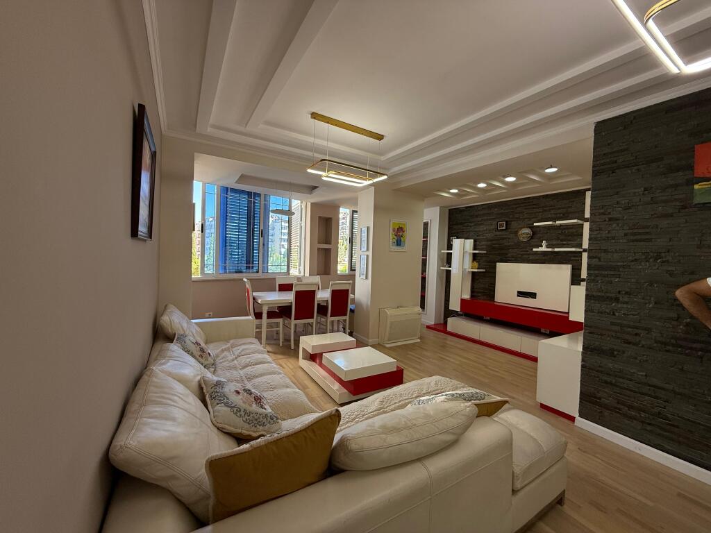 🏠 Shitet Apartament 1+1 – Pranë Kodrës së Diellit 📐 Sipërfaqe Bruto 76.45 m² dhe Neto 63 m2 🏢 Kati: 2 (me ashensor) 🛋️ I mobiluar në mënyrë cilësore 🏢 Pallat i ri 🌅 Orientimi: Lindje 💳 Mundësi shitje me kredi  💰 Çmimi: 140 milion leke