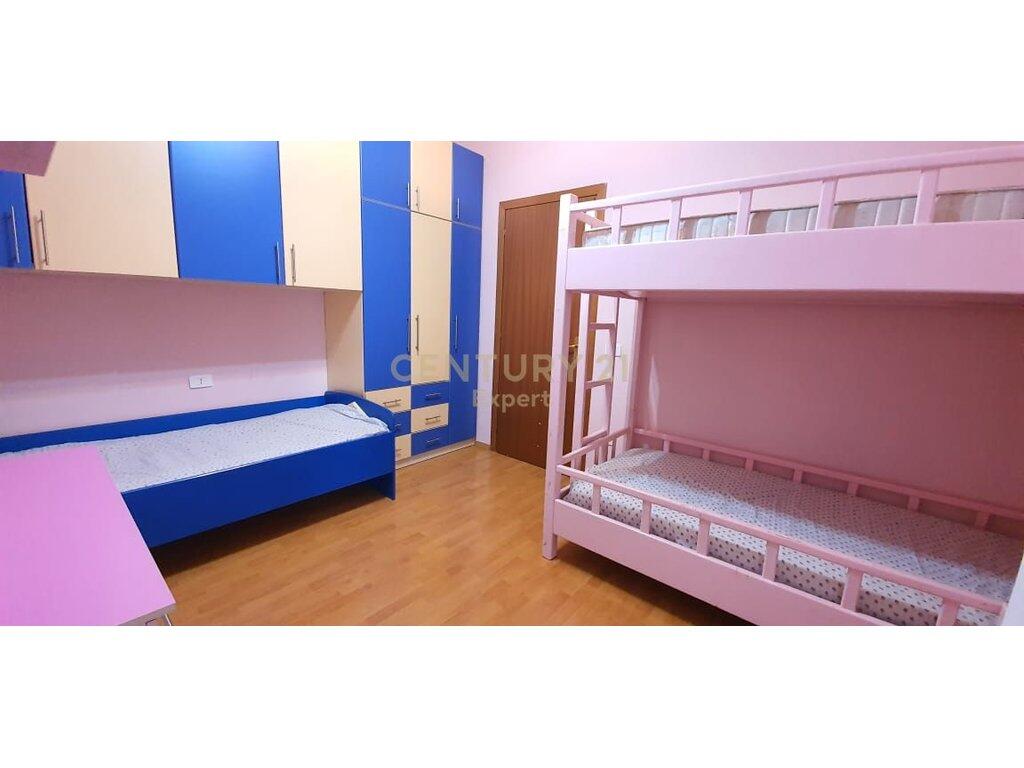 Apartament me Qira 2+1+2 – Qendra Kristal, Tiranë