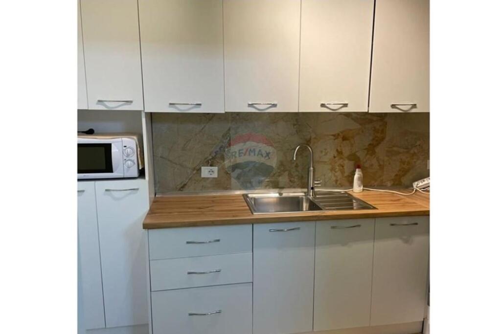 Jepet me qera apartament 1+1 i mobiluar ne rrugen "Dervish Hekali" prane Pazarit te Ri.
