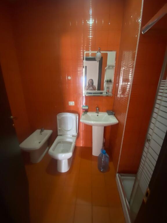 Jepet me qera 2+2 pazari ri 850 eu e mobiluar