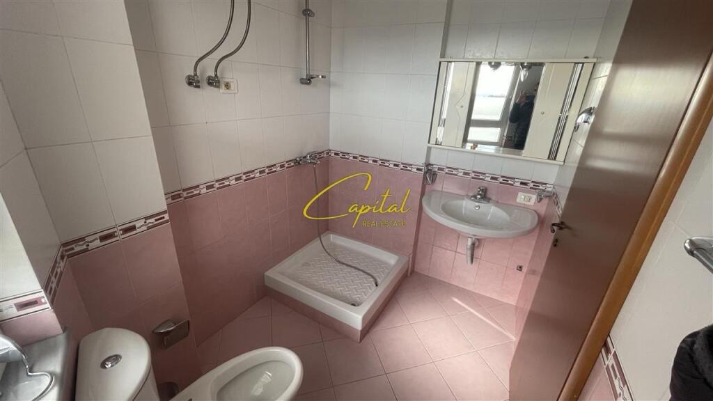 APARTAMENT ME QERA 2+1 +2 SHKOLLA E BASHKUAR 45.000 LEKE