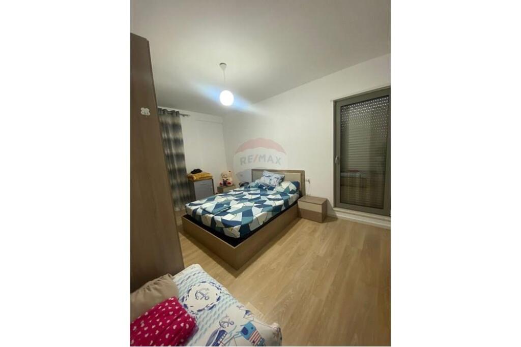 Apartament 2+1 me qira tek Shkolla e Bashkuar..