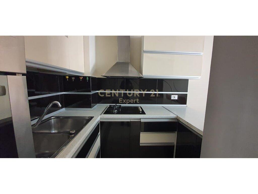Apartament me Qira 2+1+2 – Qendra Kristal, Tiranë