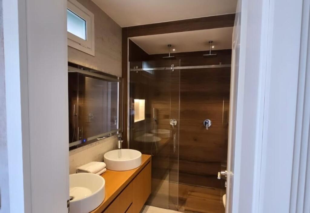 Qender, Toptani Center shesim: Super apartament 2+1+2+verande