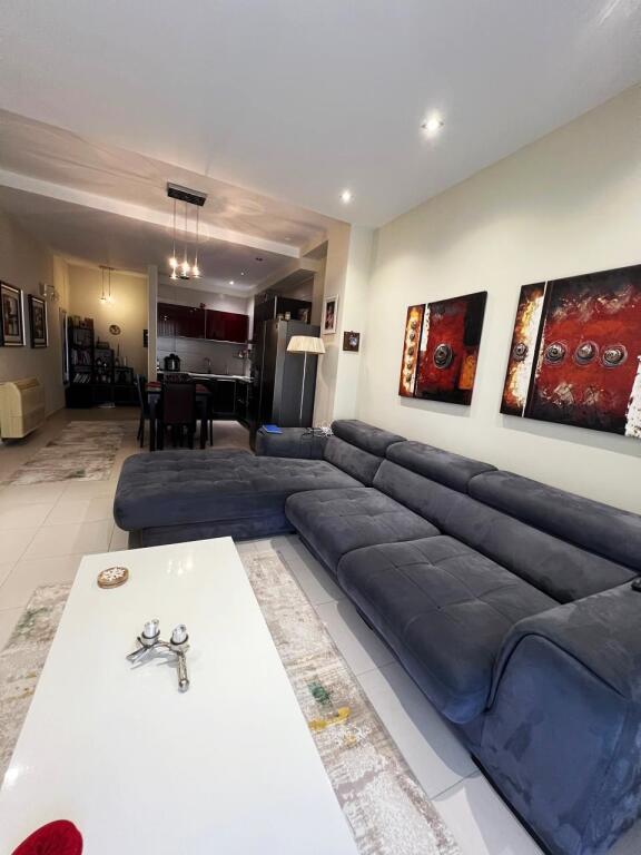 🏢Rruga Gjon Buzuku,pak minuta larg Viles Gold jepet me qera apartament 2+1 plotesisht i mobiluar 800 Euro   