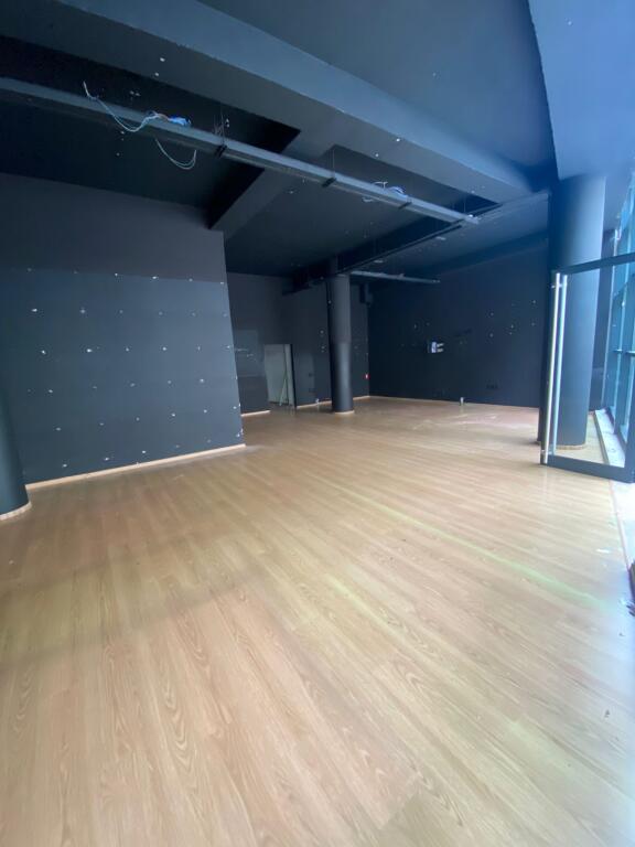 Ambient me qira Komuna e Parisit/2,500 Euro