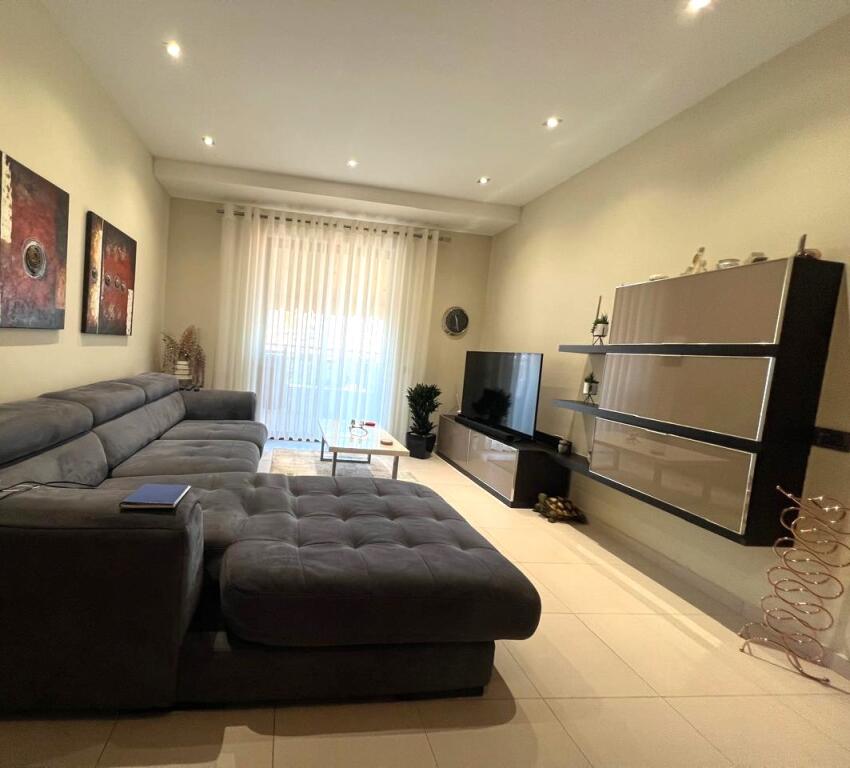 🏢Rruga Gjon Buzuku,pak minuta larg Viles Gold jepet me qera apartament 2+1 plotesisht i mobiluar 800 Euro   