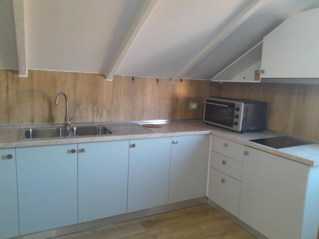 APARTAMENT 1+1. 32000 LEKE.UNIVERSITETI I MJEKSISE