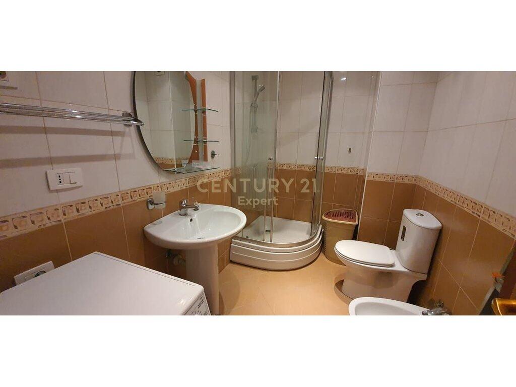 Apartament me Qira 2+1+2 – Qendra Kristal, Tiranë