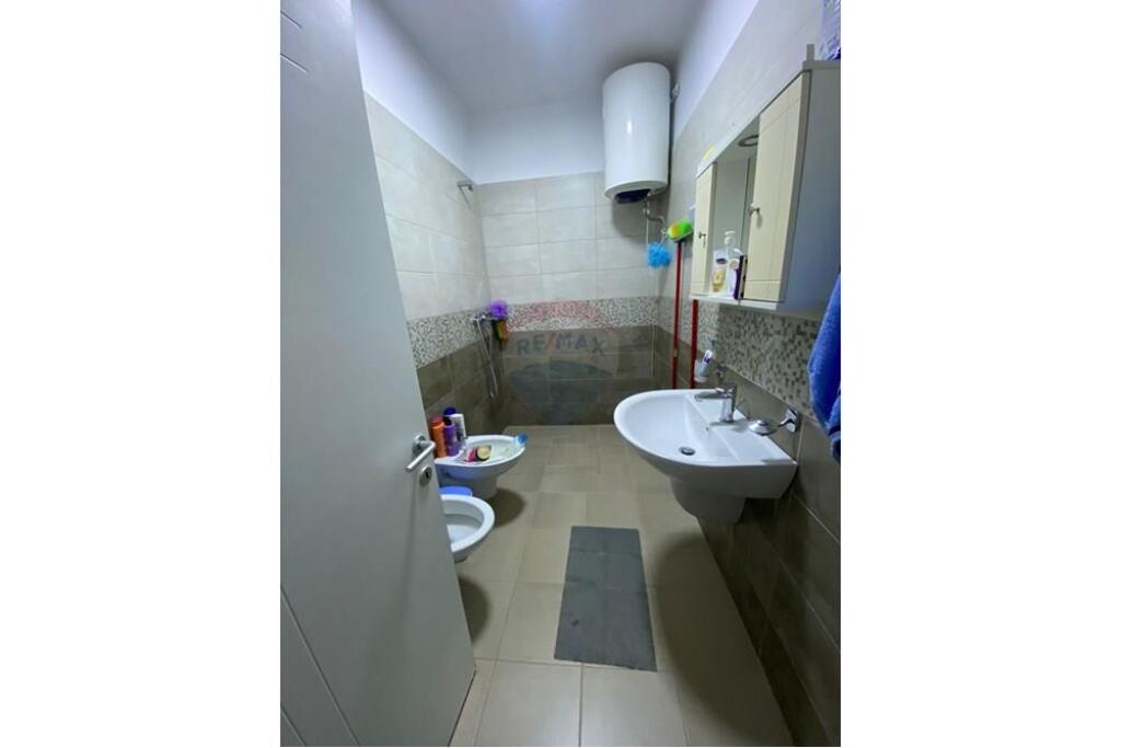 Apartament 2+1 me qira tek Shkolla e Bashkuar..