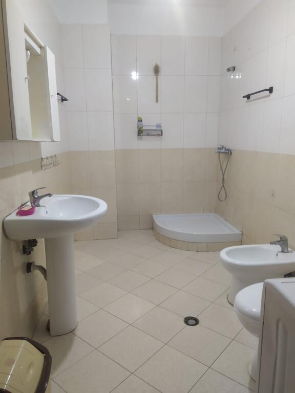 🏡 Me qira – Apartament 1+1 me hipotekë  📍Rrugën Riza Cerova (pranë Hotel Select)💶 Qira mujore: 50,000 Lekë