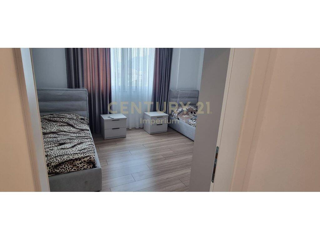 Jepet me qira apartament 2+1+ Post Parkimi në zonën e Fushës së Aviacionit – Pallat i ri,
