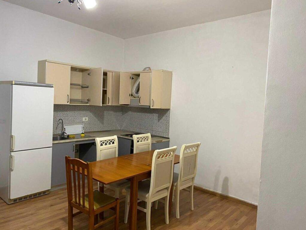 Jepet me qera apartament 1+1 në Kamëz!
