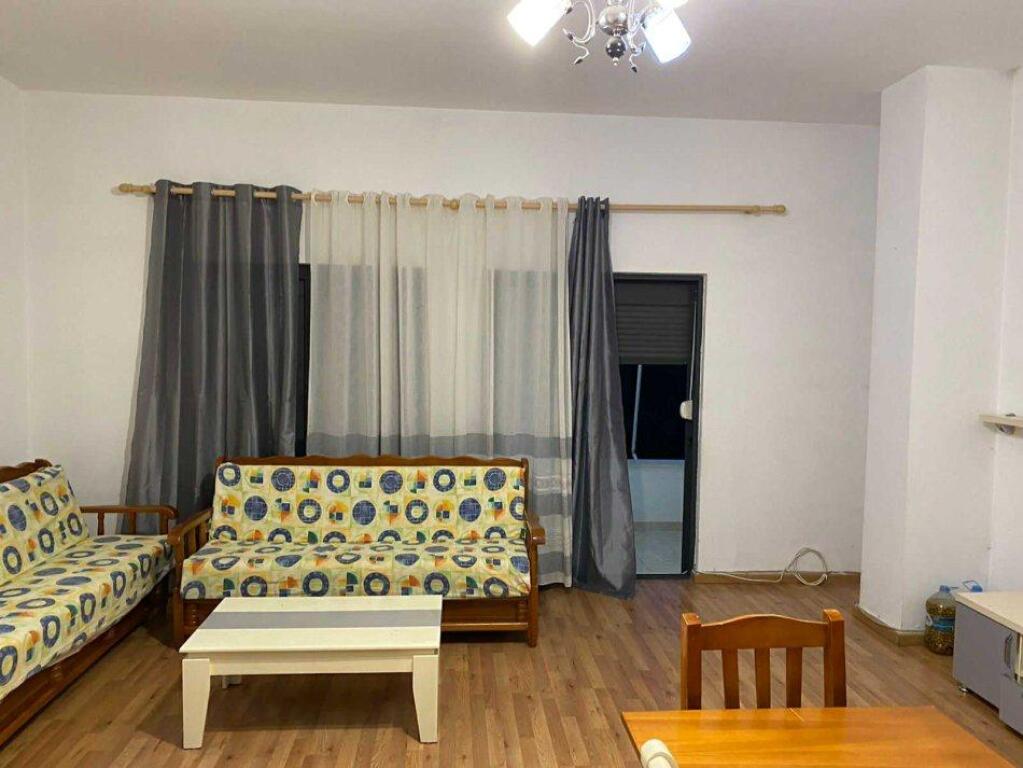 Jepet me qera apartament 1+1 në Kamëz!
