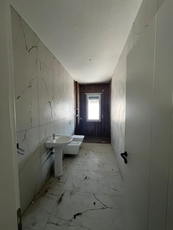 JEPET ME QERA APARTAMENT 2+1 KAMEZ PROCES MOBILIMI