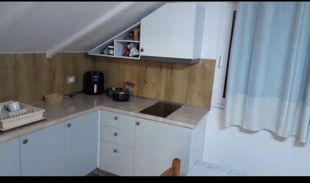 APARTAMENT 1+1. 32000 LEKE.UNIVERSITETI I MJEKSISE