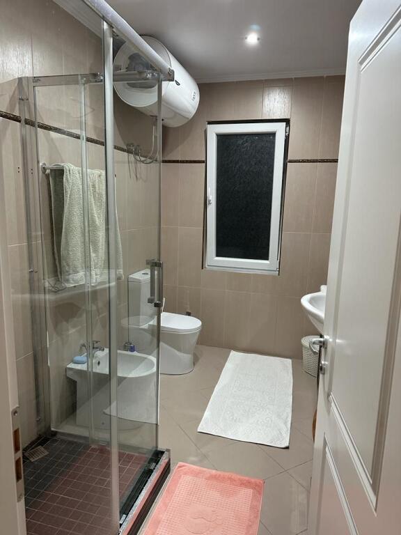 Shitet apartament 3+1 me 2 poste parkimi prane Qsut