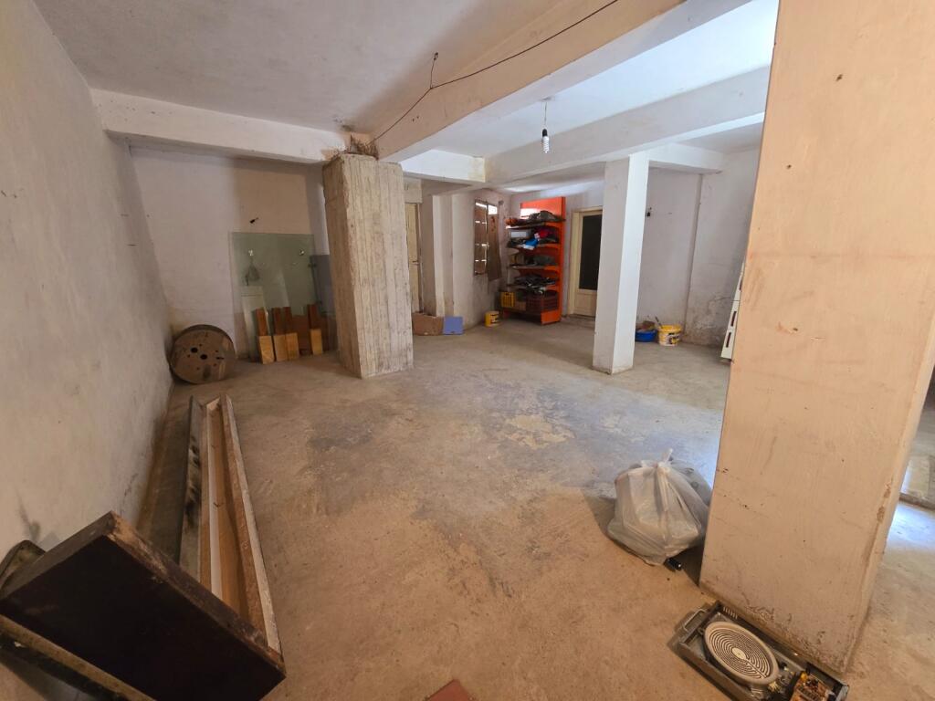 SHITET AMBJENT BIZNESI BUZE RRUGE AFER ZJARRFIKESES DURRES