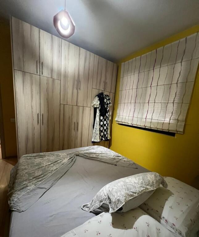 🏢Rruga Gjon Buzuku,pak minuta larg Viles Gold jepet me qera apartament 2+1 plotesisht i mobiluar 800 Euro   