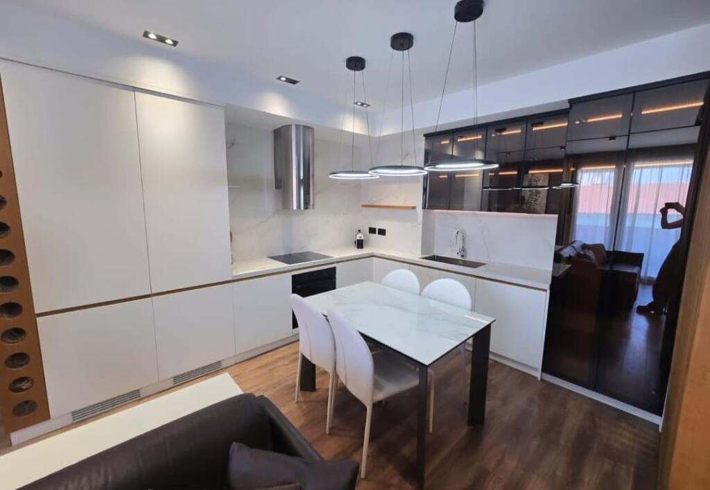 Qender, Toptani Center shesim: Super apartament 2+1+2+verande