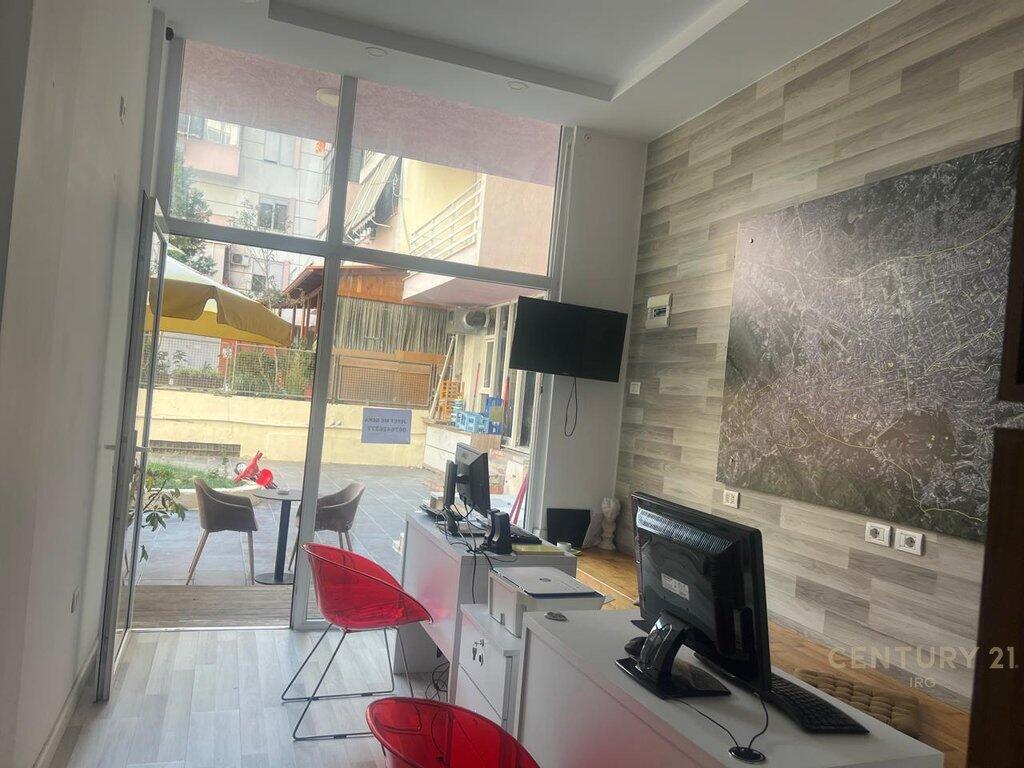 Office for rent in Kika 1, Paris Municipality