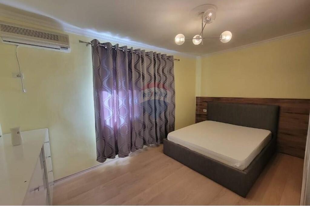 Jepet me qera apartament 1+1 i mobiluar ne rrugen "Dervish Hekali" prane Pazarit te Ri.
