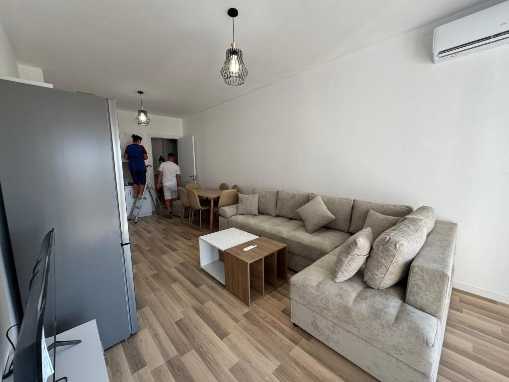 📢 Apartament me qira në Astir 	•	🏠 Tipi: 1+1 	•	📍 Zona: Astir 	•	🏢 Kati: 5 (pallat i ri me ashensor) 	•	🛋️ Gjendja: I sapomobiluar 	•	💶 Çmimi: 500 € / muaj  