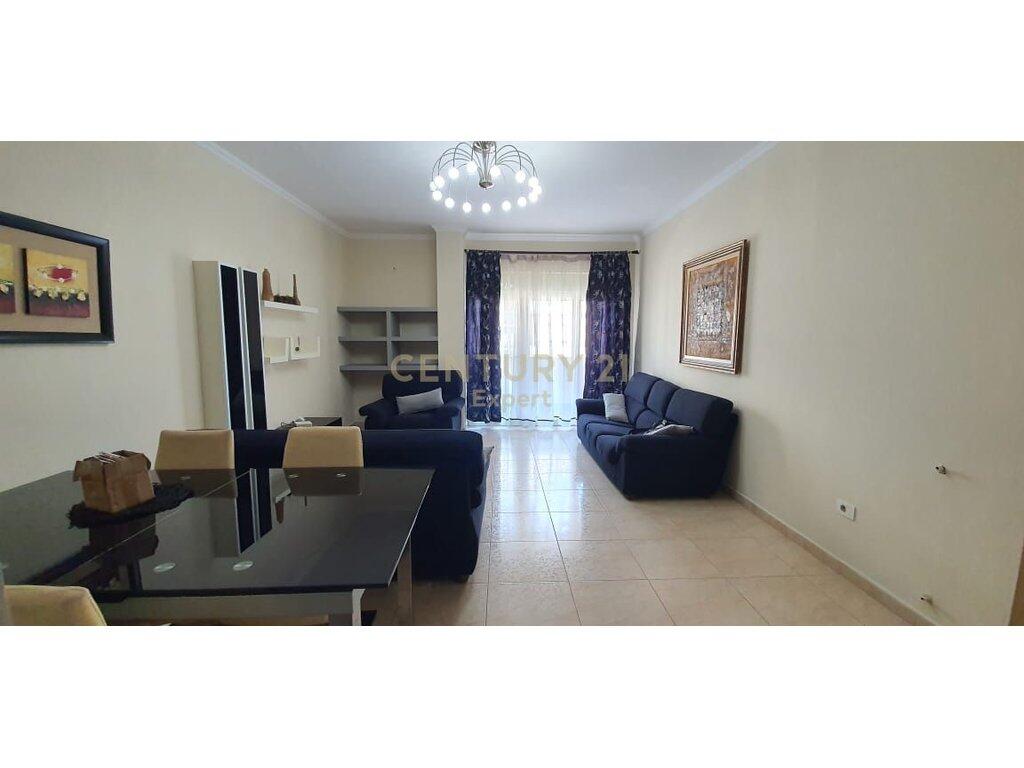 Apartament me Qira 2+1+2 – Qendra Kristal, Tiranë