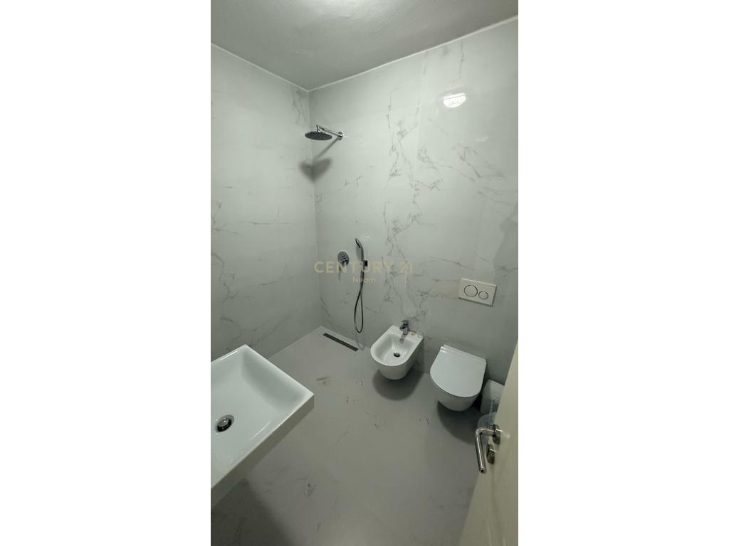 Office / Clinic for Rent – Paris Commune, Tirana