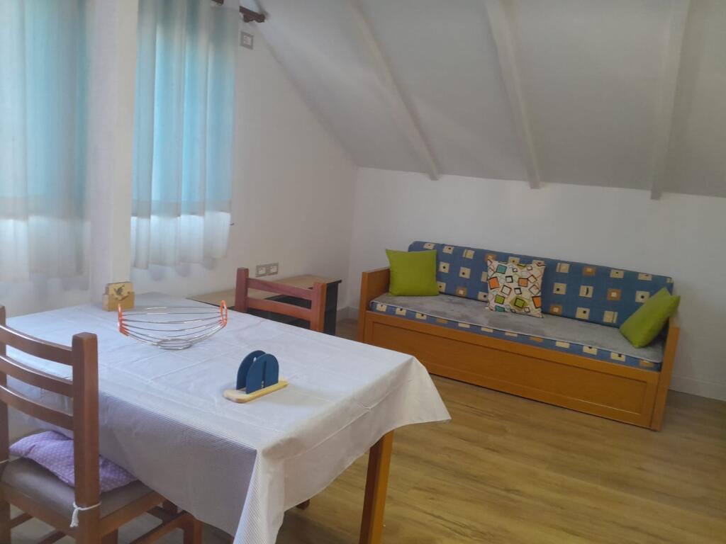 APARTAMENT 1+1. 32000 LEKE.UNIVERSITETI I MJEKSISE