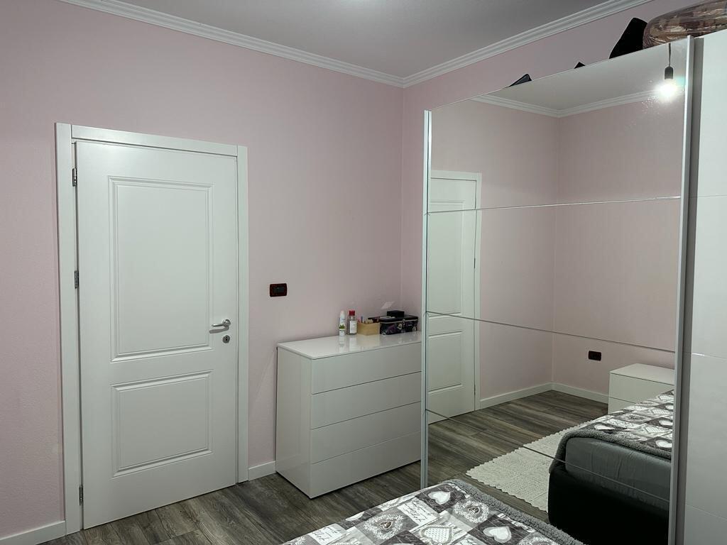 Shitet apartament 3+1 me 2 poste parkimi prane Qsut