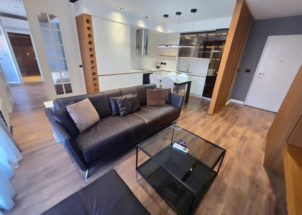 Qender, Toptani Center shesim: Super apartament 2+1+2+verande