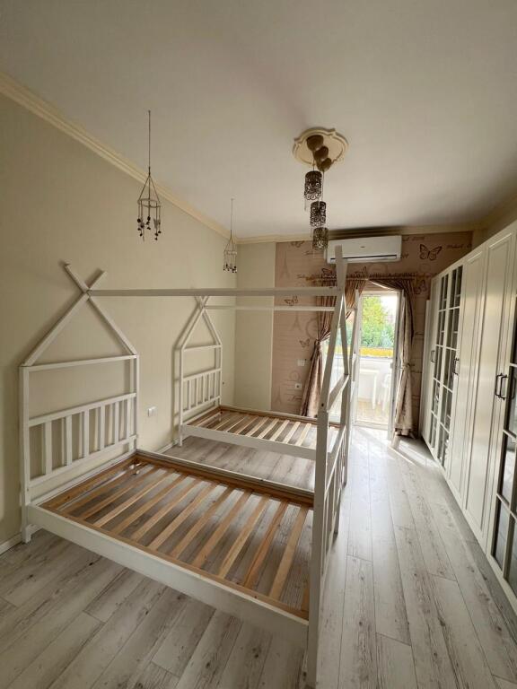 Apartament 2+1 ne shitje, Siri Kodra.
