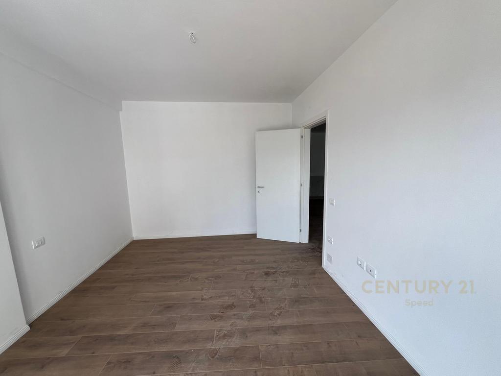 Apartment 2+1+2 for sale on Bulevardin e Ri, near the former Train Station!