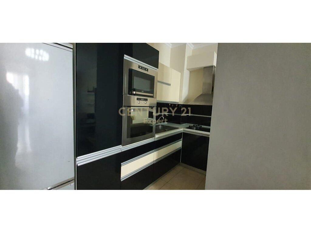 Apartament me Qira 2+1+2 – Qendra Kristal, Tiranë