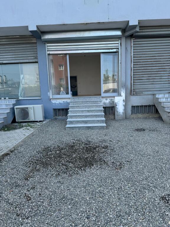 LOCALE COMMERCIALE IN AFFITTO VICINO ALLA STRADA VICINO ALL'UFFICIO POSTALE SPIAGGIA DURRES