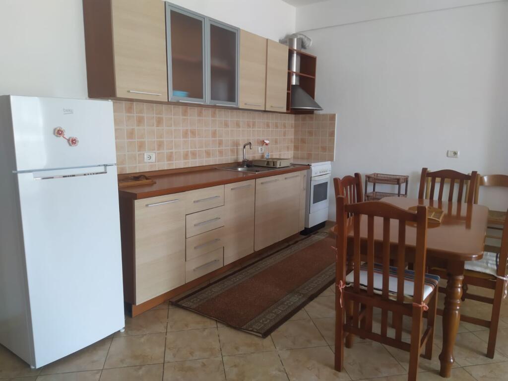 🏡 Me qira – Apartament 1+1 me hipotekë  📍Rrugën Riza Cerova (pranë Hotel Select)💶 Qira mujore: 50,000 Lekë