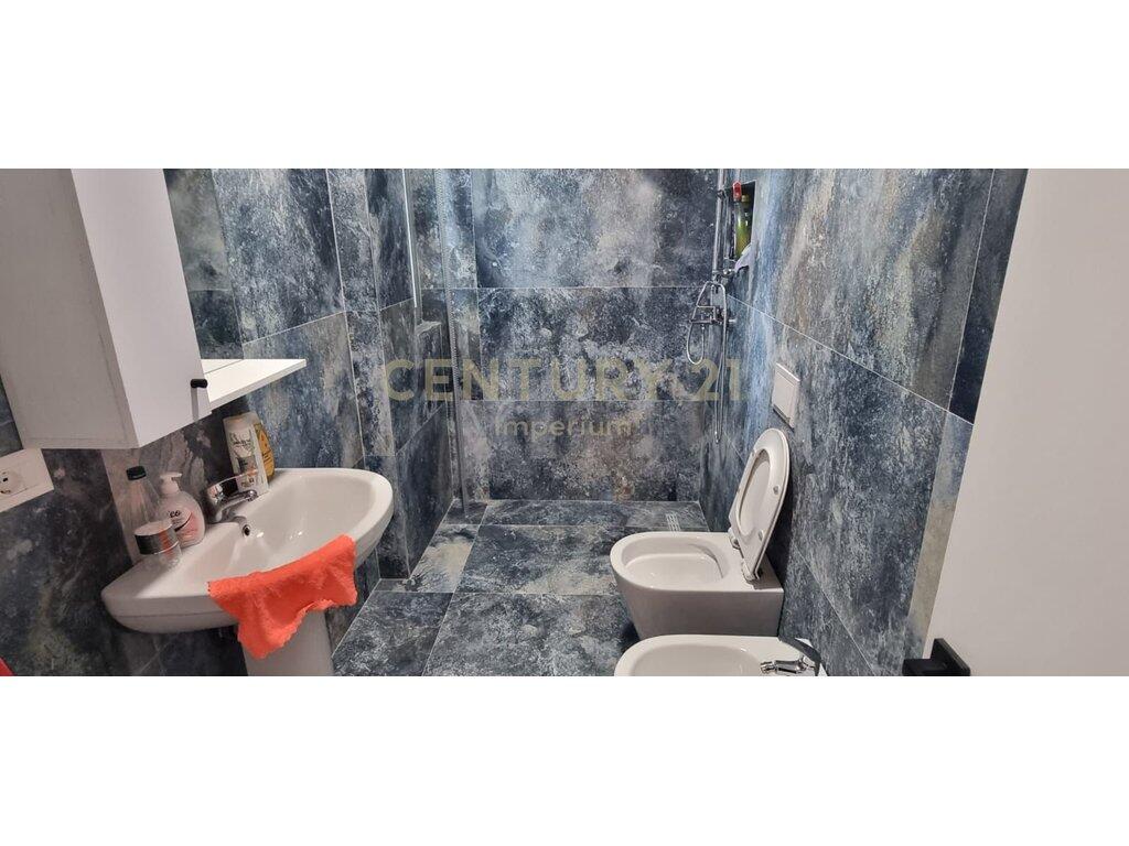 Jepet me qira apartament 2+1+ Post Parkimi në zonën e Fushës së Aviacionit – Pallat i ri,
