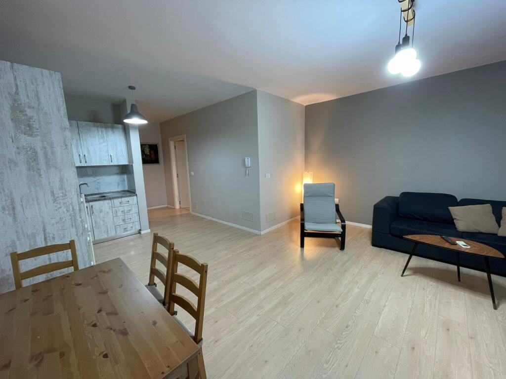 Jepet me qira apartament 2+1 – Materniteti i Ri, Tiranë