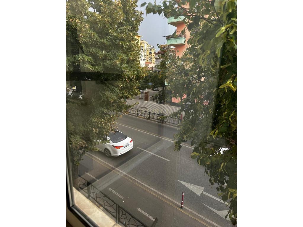 APPARTAMENTO 1+1 CON 2 BALCONI IN VENDITA – STRADA DI DURRËS, TIRANA 📍 Posizione Premium – Vicino al Centro