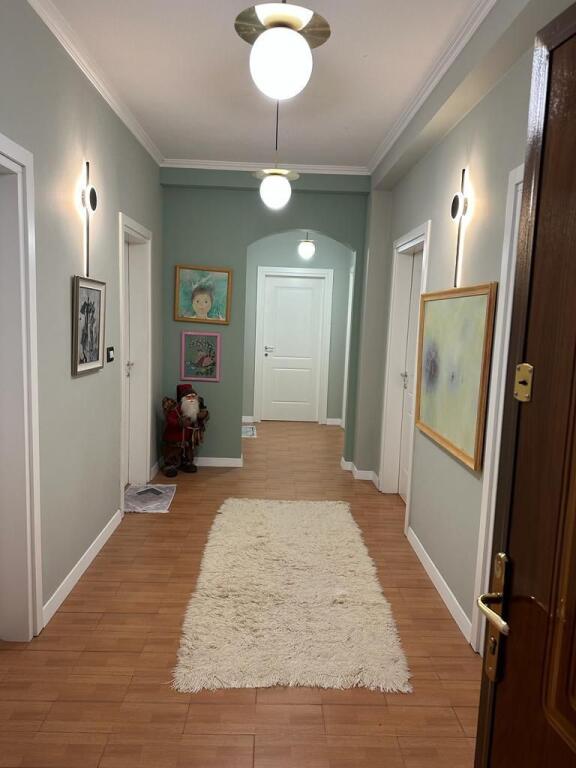 Shitet apartament 3+1 me 2 poste parkimi prane Qsut