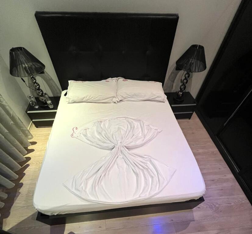 🏢Rruga Gjon Buzuku,pak minuta larg Viles Gold jepet me qera apartament 2+1 plotesisht i mobiluar 800 Euro   