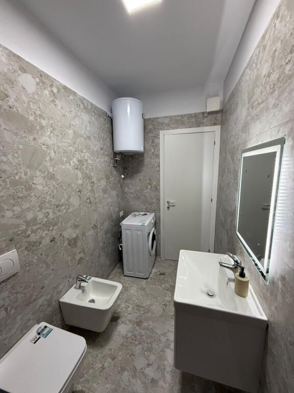 Shitet Apartament 1+1 plus depo dhe parkim