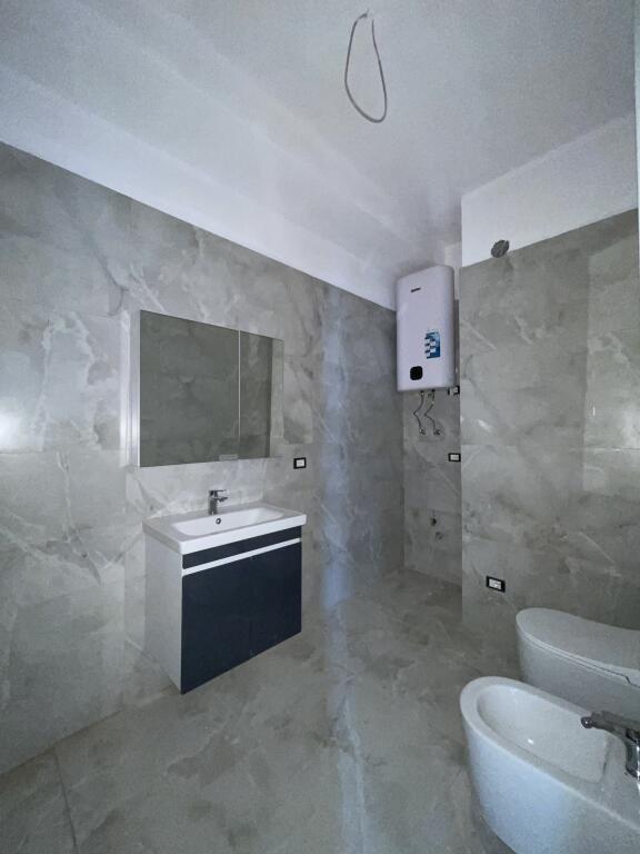 Appartamento 1+1 in vendita a Komuna e Parisit