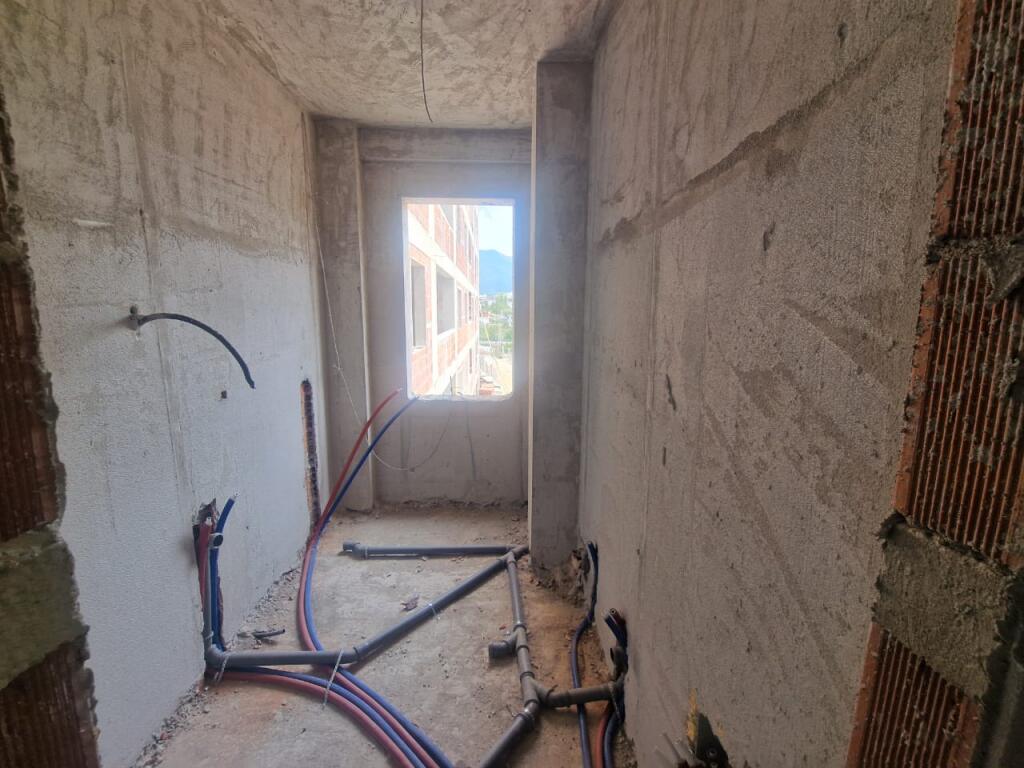 Shitet apartament 1+1 ne Kompleksin ne ndertim "Shehu Residence" ne Paskuqan