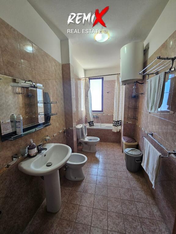 JEPET ME QERA APARTAMENT 3+1 PRANE POLIKLINIKES