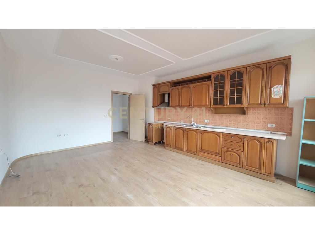 Apartament 3+1+2 me Qira – Pranë Shkollës së Baletit, Tiranë