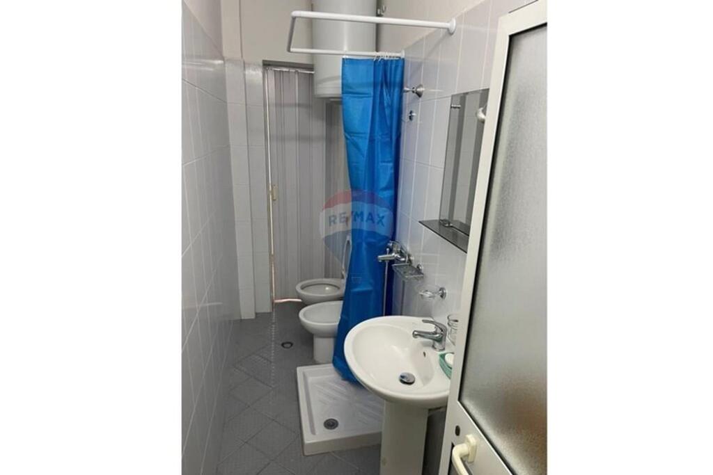 Jepet me qera apartament 1+1 i mobiluar ne rrugen "Dervish Hekali" prane Pazarit te Ri.