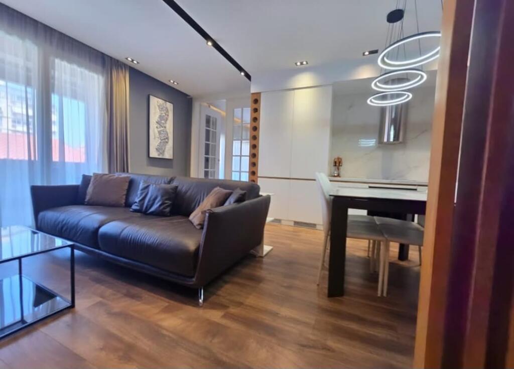 Qender, Toptani Center shesim: Super apartament 2+1+2+verande